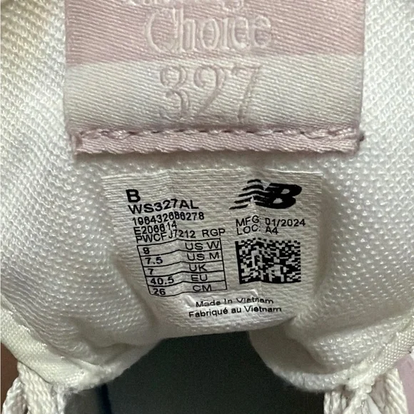 New Balance Women's Sneakers in Pink and Cream Worn maybe 3 times. Like New! - Picture 7 of 8
